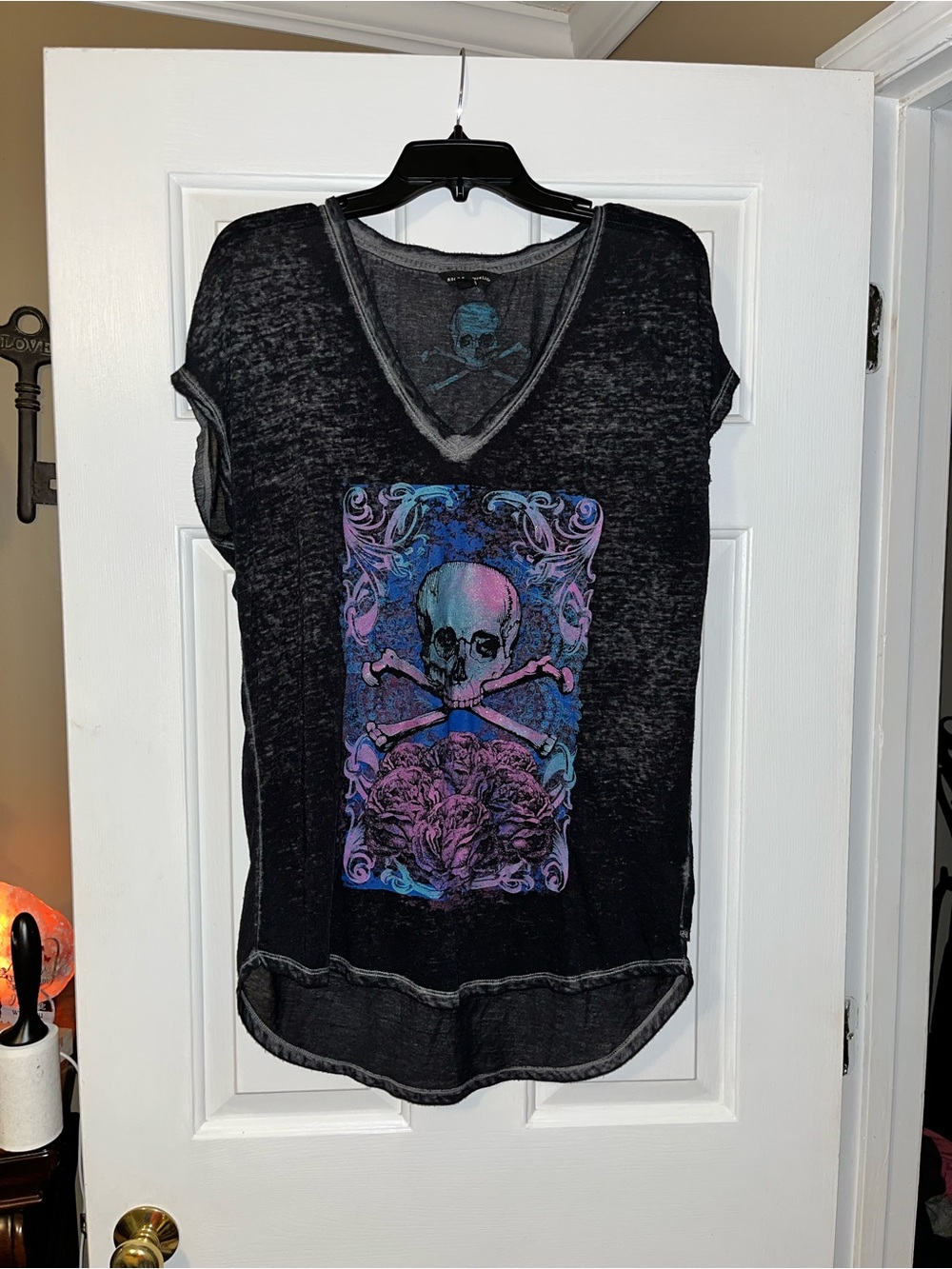 Rock & Republic Gray Skull Graphic V-Neck Short Sleeve Tee